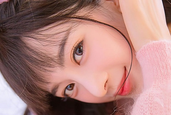 年轻女孩在房间内安心使用浏览器查询情感问题