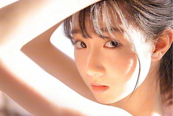 职场女性午休时用手机浏览健康科普内容